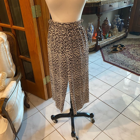 Animal print pant suit Capri pants size small - Picture 6 of 7